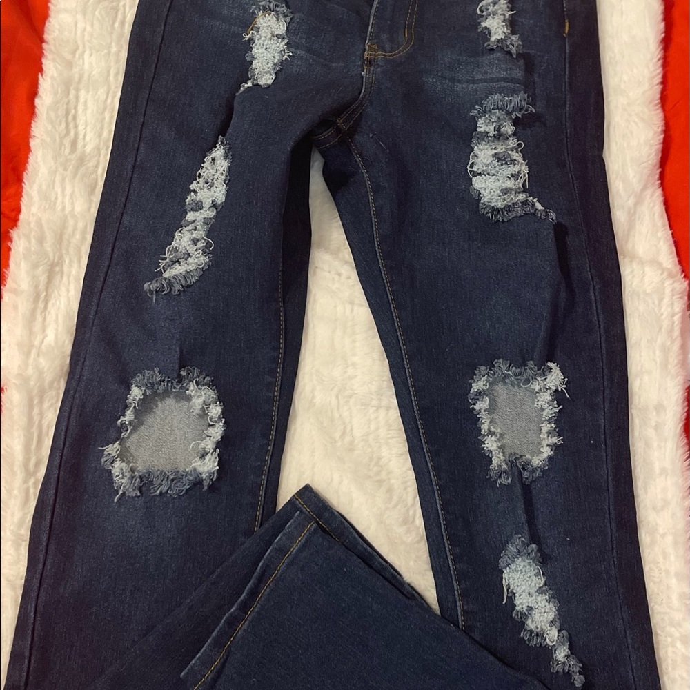 FashionNova jean 7/8 Dark Denim
High Waisted, Distressed Detail, Skinny Leg